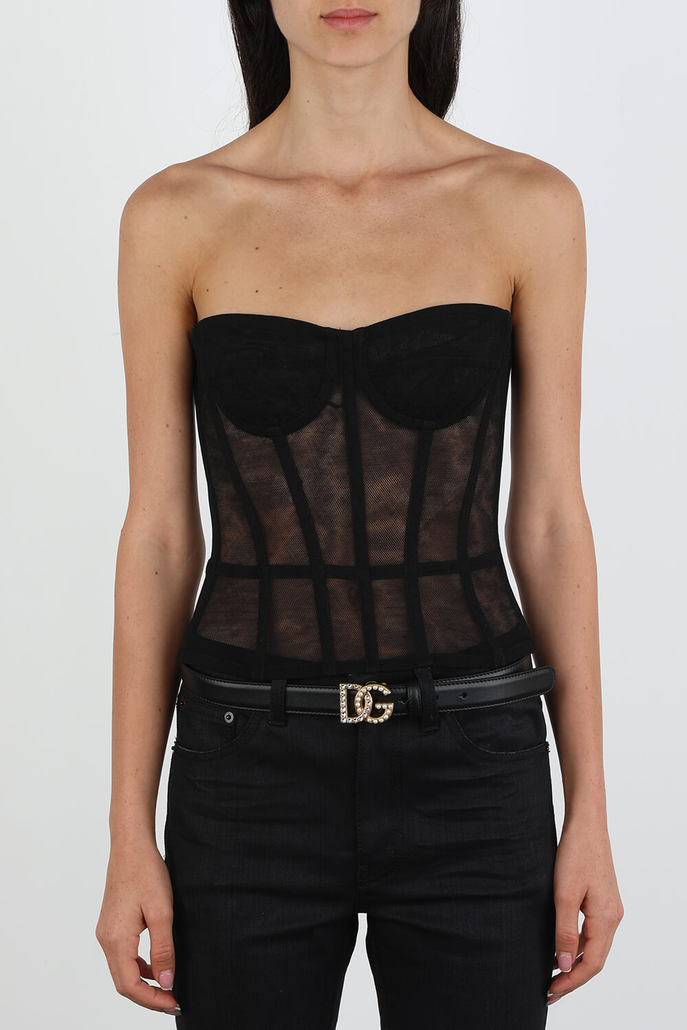 תמונת כל הלוק של חגורת עור שחורה עם אבזם מוזהב ומשובץ אבנים